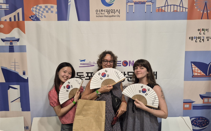 행사장에 참석한 관람객들이 인천시 기념품인 태극기 부채와 함께 하고 있다. 제공=인천시