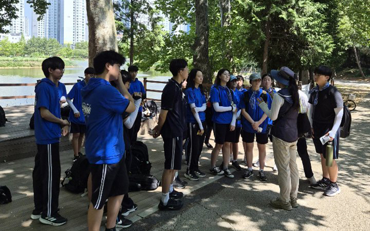 인천동부교육지원청은 18일 늘솔길공원 일대에서 관내 중학교 생태‧환경 동아리 학생 80여 명을 대상으로 생태전환교육 프로그램를 운영했다. 제공=