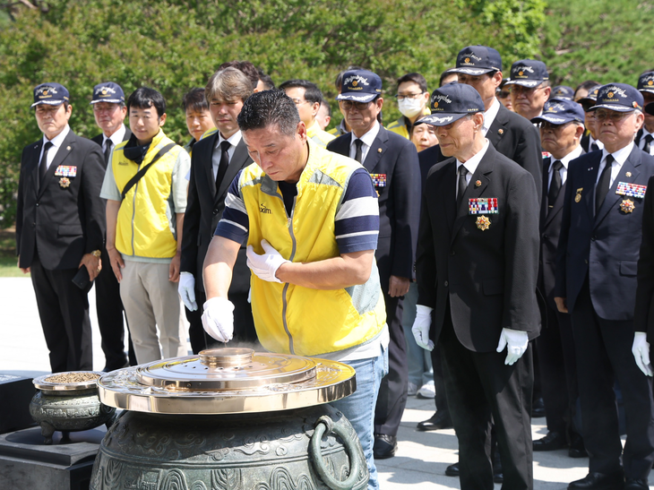 동서식품이 6월 호국보훈의 달을 맞아 지난 18일 국립서울현충원에서 참전용사 초청 오찬 및 묘역 정화 봉사활동을 진행했다. 봉사활동에 참여한 동서