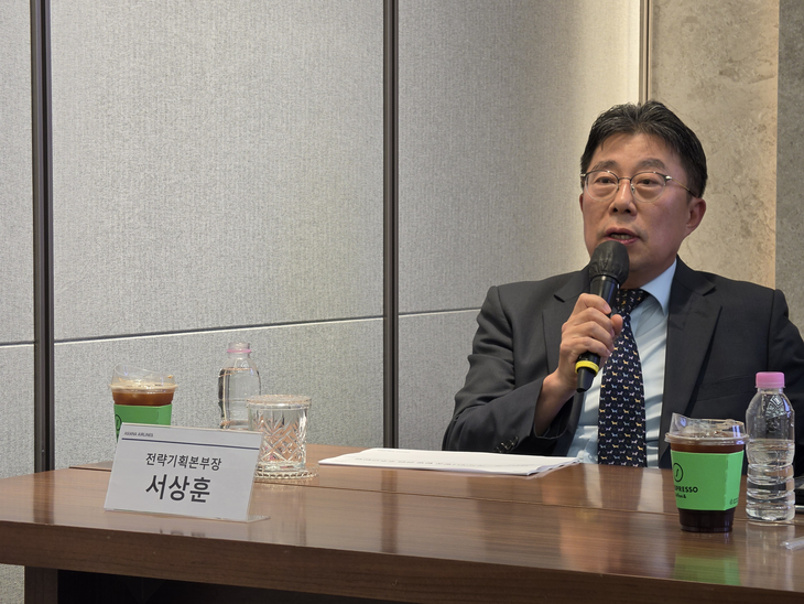 서상훈 아시아나항공 전략기획본부장이 주주들의 질의에 답변하는 모습. 사진=박규빈 기자