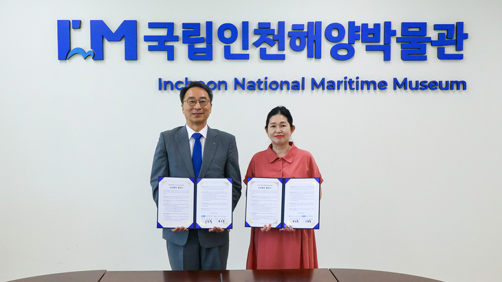 김은주 남부교육지원청 교육장(오른쪽)과 우동식 국립인천해양박물관장은 18일 해양교육 활성화 등 업무협약을 체결했다. 제공=인천시교육청