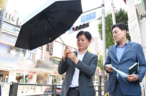 조용익 부천시장(왼쪽) 무료 대여사업에 사용되는 양우산 점검