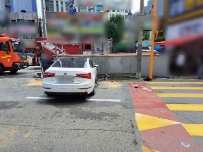 21일 부산서 70대 운전자가 몰던 승용차가 인도로 돌진해 보행자 2명이 숨지고 2명이 다쳤다.