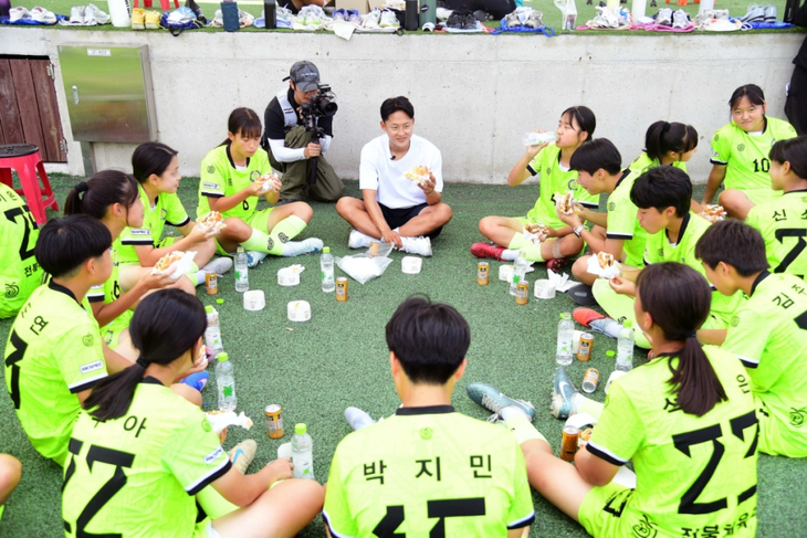 이승우 선수가 전북체육중학교 여자축구부 선수들과 함께 '행복의 버거'를 나누며 뜻깊은 시간을 보내고 있다.