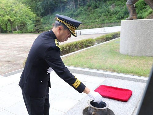 전용호 경기도북부소방재난본부장 전담 직무대리 22일 의정부 현충탑 참배