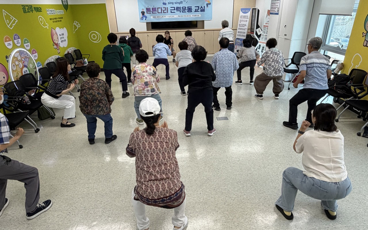 이천시보건소는 홀몸어르신 및 노인부부세대 대상으로 '튼튼다리 근력운동 교실'을 진행했다. 제공=이천시