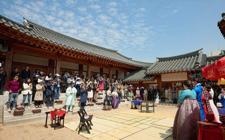수원전통문화관 안마당을 활용한 수원새빛뜰·행궁에서 전통혼례가 진행되고 있다. 제공=수원시