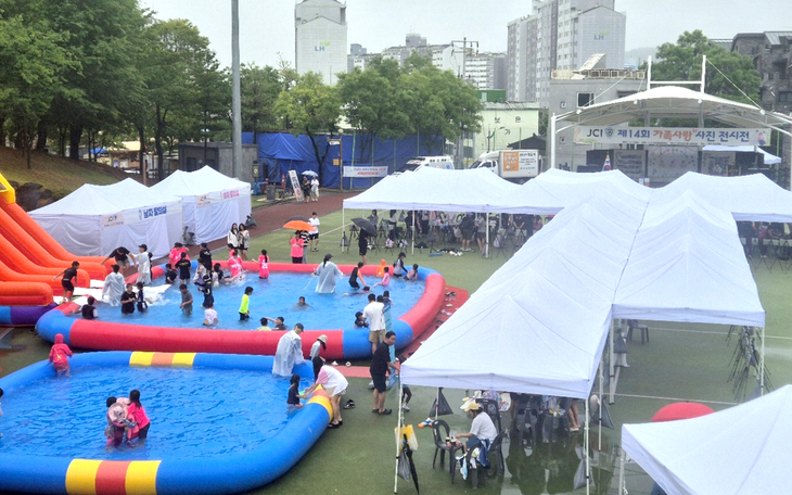이천시는 온천공원 다목적운동장에서 '제14회 가족사랑 사진전'을 개최했다. 행사장에는 다양한 체험과 공연도 마련됐다. 제공=이천시