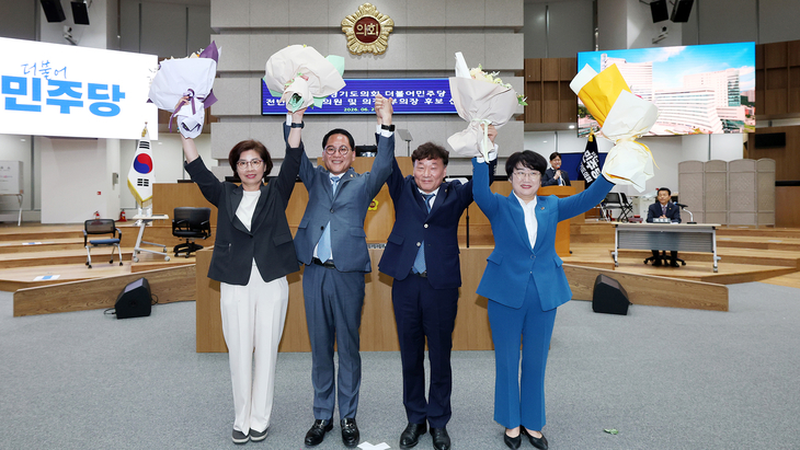 경기도의회 더불어민주당이 22일 당선자 총회에서 제12대 전반기 원내지도부를 선출한 가운데, 왼쪽부터 김미숙 제2부의장 후보, 안광률 대표의원 당선