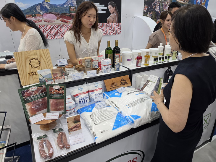 오스트리아 식료품 수입사 '트리벳 마켓' 부스에서 직원과 관람객이 대화하는 모습. 사진=박규빈 기자