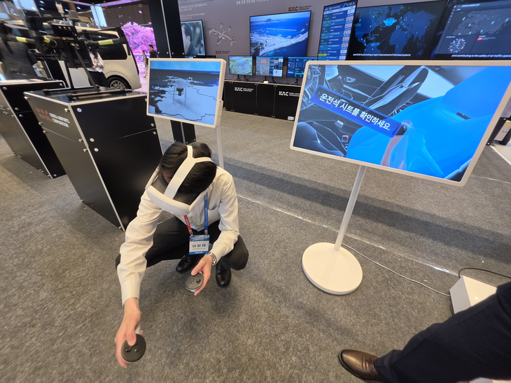 2026 국토교통기술대전 한국공항공사 부스에서 직원이 가상 현실(VR) 기반 검색 훈련 시스템을 시연하는 모습. 사진=박규빈 기자