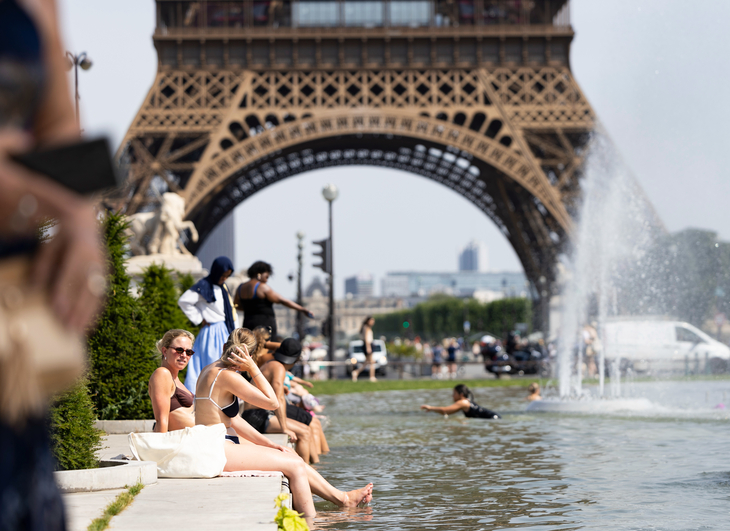 FRANCE-PARIS-EIFFEL TOWER-HEATWAVE