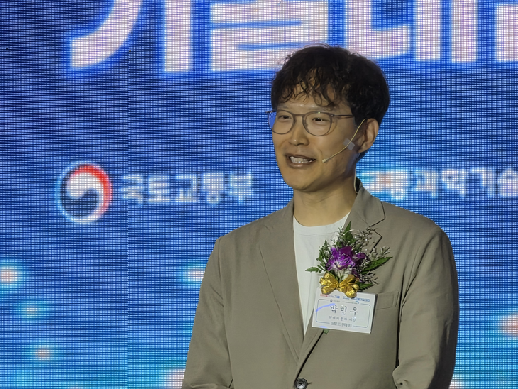 박민우 현대자동차·기아 AVP 본부장(사장) 겸 포티투닷 대표가 2026 국토교통기술대전 개막식에서 기조 깅연을 하고 있다. 사진=박규빈 기자