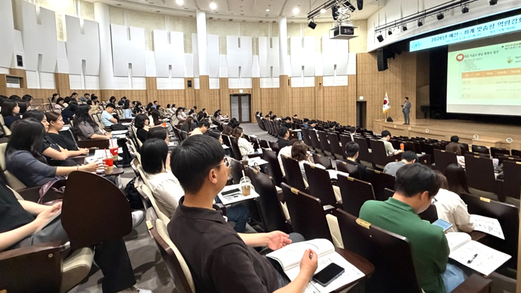 화성시가 시청 대강당에서 예산·회계 맞춤형 역량강화 교육을 진행하고 있다. 제공=화성시
