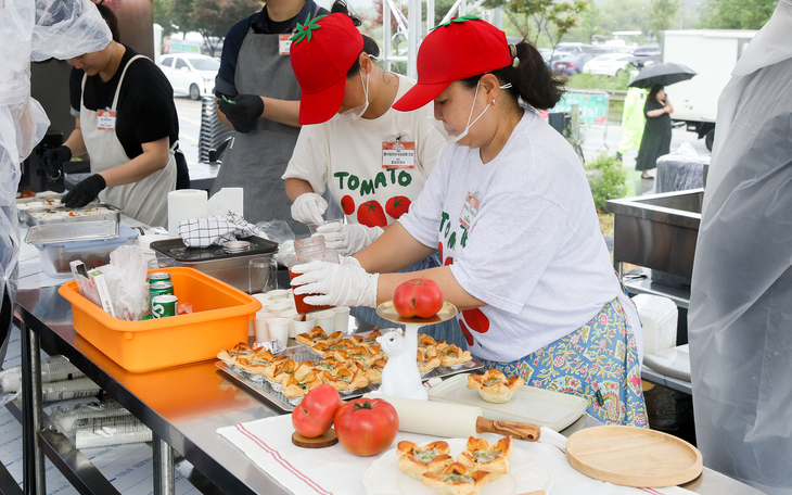 퇴촌토마토거리축제의 '못난이 토마토 요리경연대회'에서 요리를 만드는 참가자. 제공=광주시
