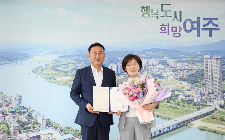 문자 여주시 보건소장이 지난 19일 공식 취임했다. (왼쪽부터) 이충우 여주시장, 문자 여주보건소장. 제공=여주시