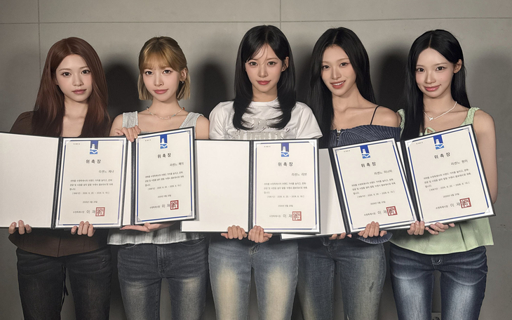 수원시 홍보대사로 위촉된 리센느 멤버들이 위촉장을 들고 함께하고 있다. 제공=더뮤즈엔터테인먼트