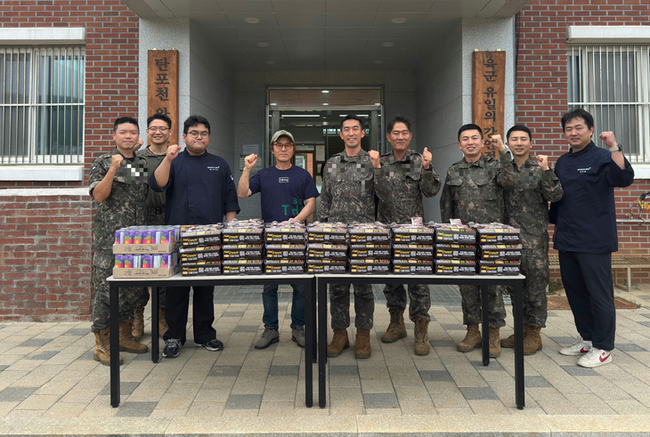 BBQ 가 호국보훈의 달과 6.25를 맞아 경기도 파주시에 위치한 백마부대 임진강대대를 방문해 강안경계부대 근무 모범 장병 50명에게 치킨 세트를 전달했