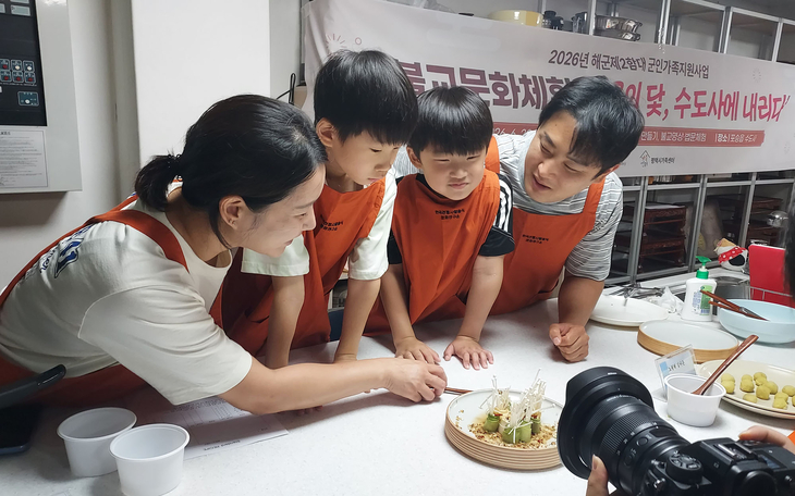 평택시가족센터가 20일 진행한 불교문화 체험에서 해군가족이 사찰음식을 만들고 있다. 제공=평택시