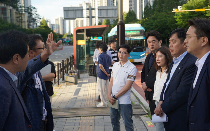 출근길 광역버스 정류장을 방문한 대전환특별위. 제공=경기도