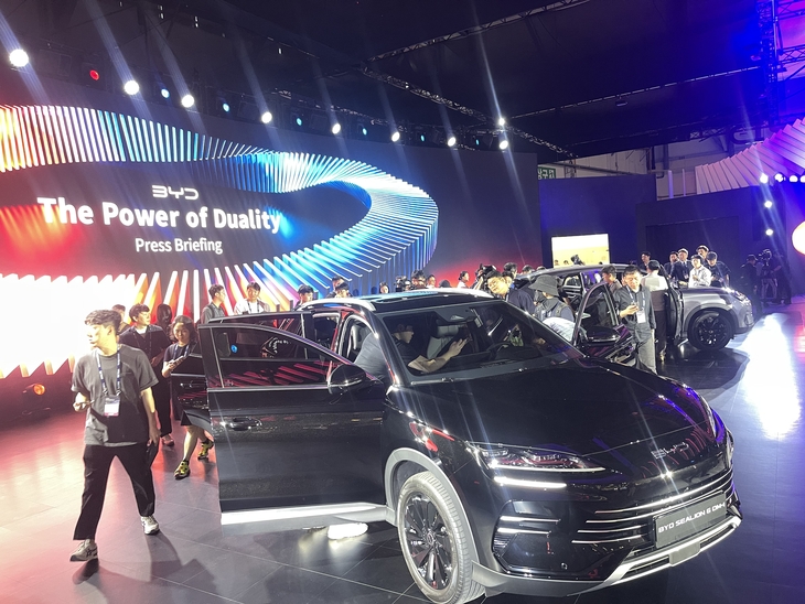 '2026 부산모빌리티쇼'를 찾은 관람객들이 BYD 부스에 전시된 플러그인 하이브리드(PHEV) 모델 '씨라이언 6 DM-i'를 살펴보고 있다. 사진=박지성 기자