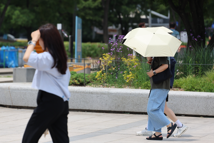 서울 여의도 한강공원에서 시민들이 더위를 피하고 있다. 사진= 연합뉴스