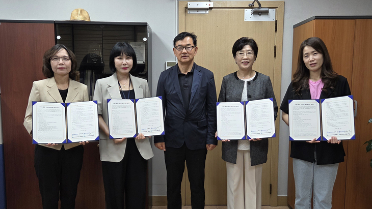 이원구 수원시 경제정책국장과 수원시 4개 일자리 기관 관계자들이 협약 후 기념촬영을 하고 있다. 제공=수원시