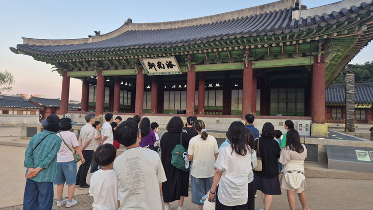 경기도수원교육지원청은 지난 12일과 19일 '수원화성행궁 부모-자녀 달빛소통 산책' 연수를 진행했다. 제공=수원교육지원청