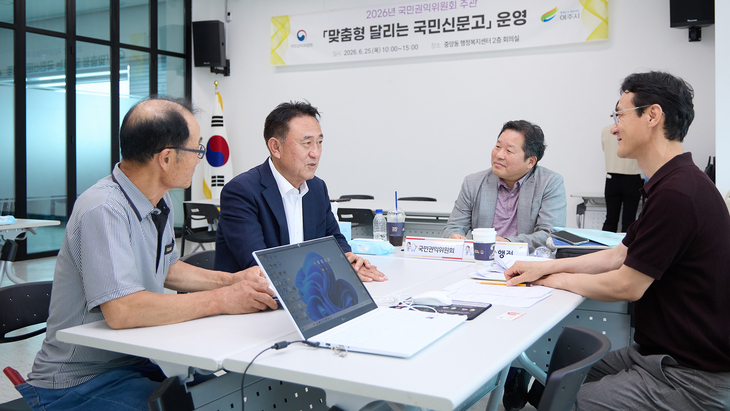 이충우 여주시장은 '달리는 국민신문고'를 운영하며 시민들의 민원을 상담했다.