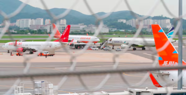 서울 김포공항 주기장에 세워진 저비용 항공사(LCC) 소속 여객기들. 사진=연합뉴스
