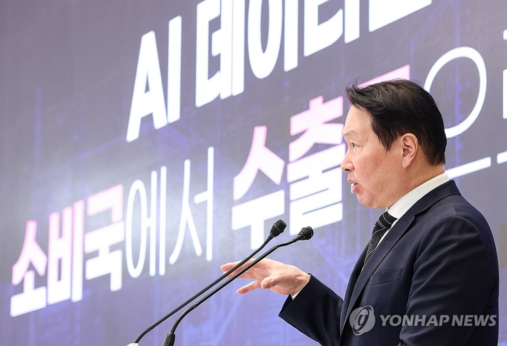 최태원 SK그룹 회장이 29일 청와대에서 이재명 대통령 주재로 열린 3대 메가프로젝트 국민보고회에서 투자계획을 발표하고 있다.