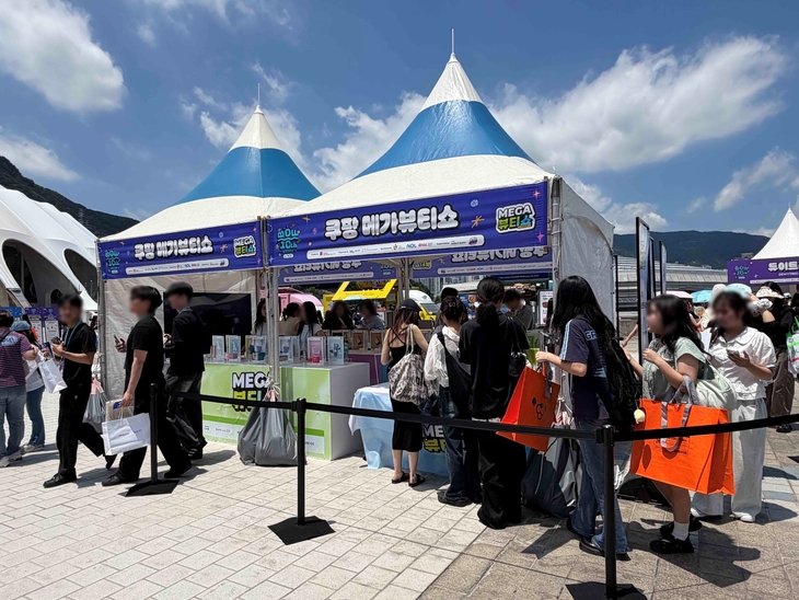 지난 27∼28일 부산아시아드주경기장에서 열린 '2026 부산원아시아페스티벌'에서 쿠팡이 운영한 메가뷰티쇼 홍보 부스. 사진=쿠팡