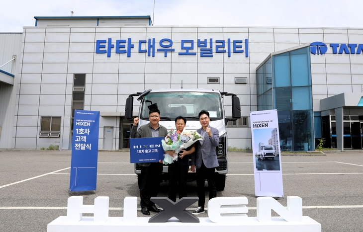 타타대우모빌리티 하이쎈 1호차 전달식에서 (왼쪽부터)김은수 서울북부대리점 대표, 이강원 고객, 임형중 타타대우판매 대표가 기념 촬영을 하고 있다