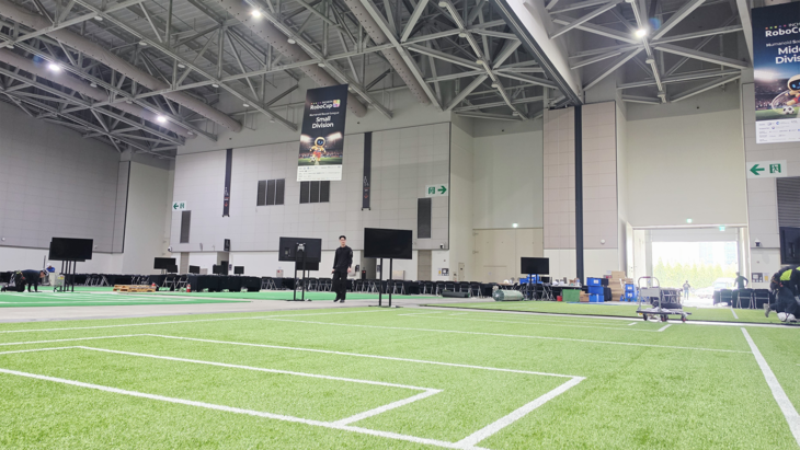 '로보컵 2026 인천' 개막을 앞두고 송도컨벤시아에 로봇축구 리그 경기장이 설치되고 있다. 제공=인천시
