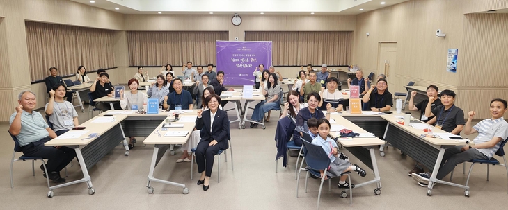 김보라 안성시장과 제3기 시민참여위원회 위원, 행정서포터즈, 관계자들이 지난 25일 안성시청 본관 4층 대회의실에서 열린 '제3기 시민참여위원회 활