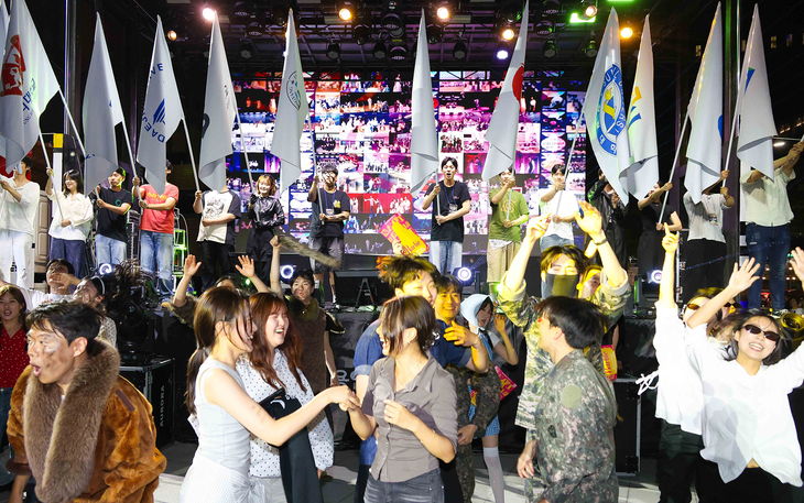 27일 용인포은아트홀 야외광장에서 열린 '제철 예술광장 6월: 연극놀이터'에서 시민들이 공연을 관람하며 여름밤 문화행사를 즐기고 있다. 제공=용