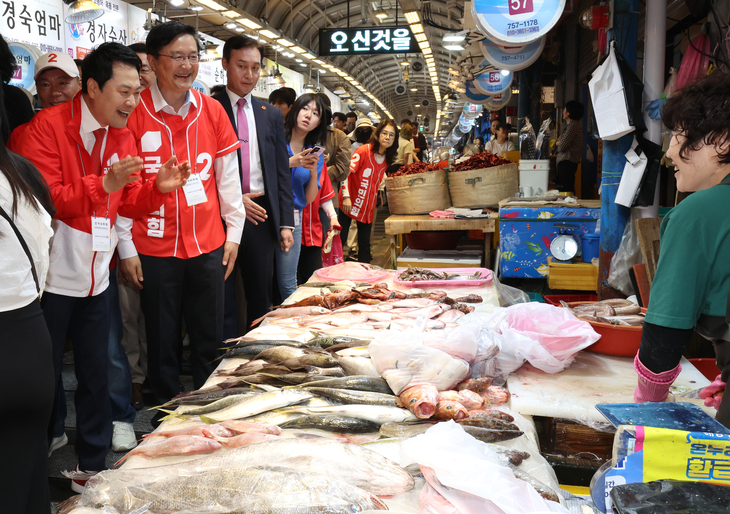 제주 동문시장 찾은 장동혁 대표