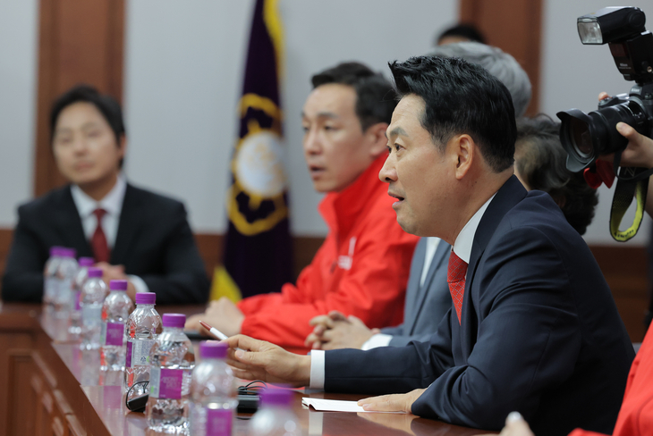 장동혁 국민의힘 상임선거대책위원장이 6·3 지방선거 본투표일인 3일 투표용지 부족 사태와 관련해 경기 과천 중앙선관위를 방문해 항의하고 있다. 사