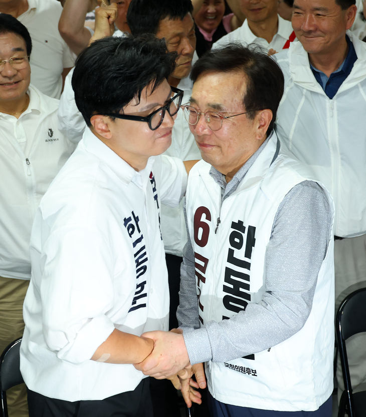 포옹하는 한동훈·서병수
