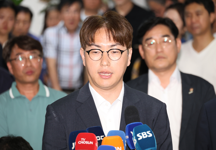 4일 부산 북구 선거사무소에서 더불어민주당 하정우 부산 북갑 국회의원 보궐선거 후보가 패배를 인정하는 입장을 밝히고 있다. 사진=연합