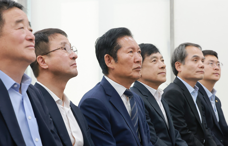 대통령 취임 1주년 기자회견 보는 민주당 지도부
