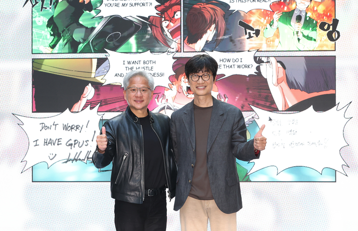 웹툰 앞에서 포즈 취한 젠슨 황과 이해진