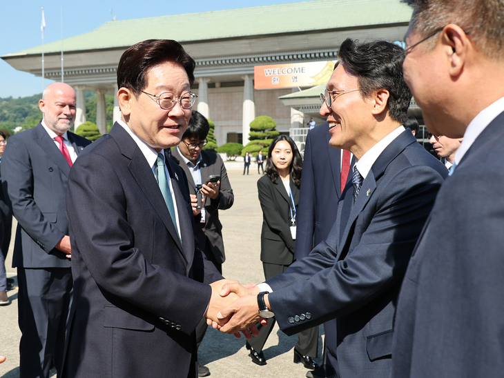 인사하는 이재명 대통령과 김민석 국무총리