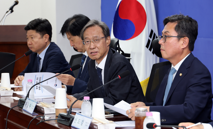 ‘1500원 뉴노멀’ 막는다…당정, 외환규제 풀고 달러공급