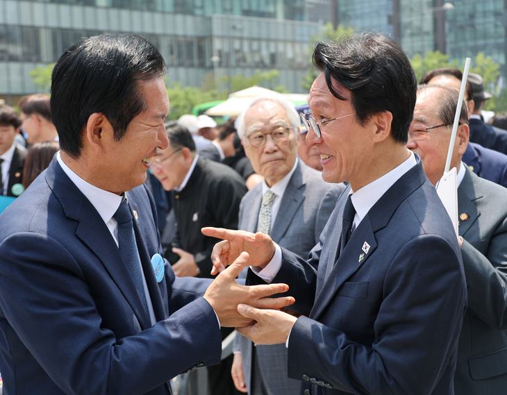 인사하는 김민석 국무총리와 정청래 대표