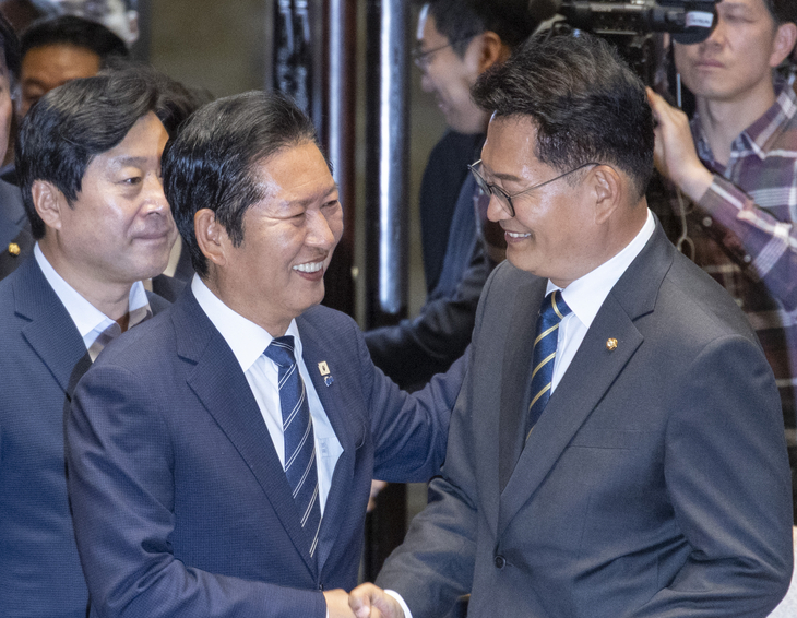 반갑지만 무거운 악수