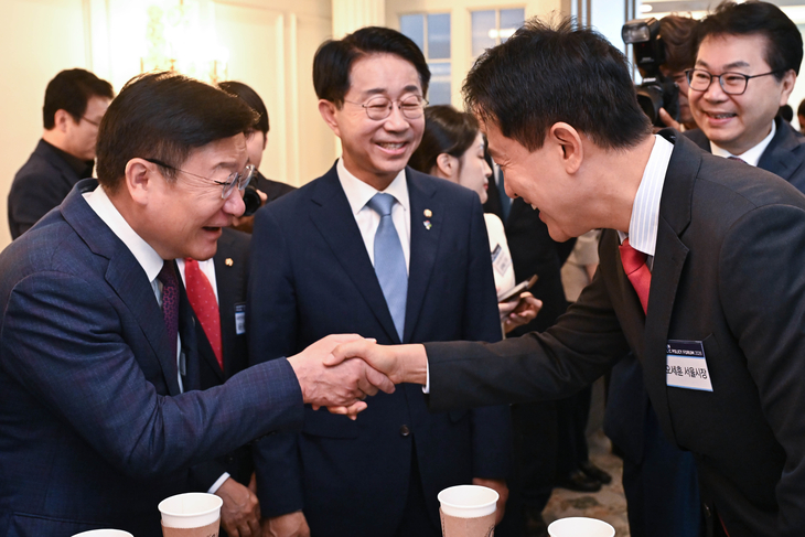 인사 나누는 국민의힘 정점식 원내대표와 오세훈 서울시장