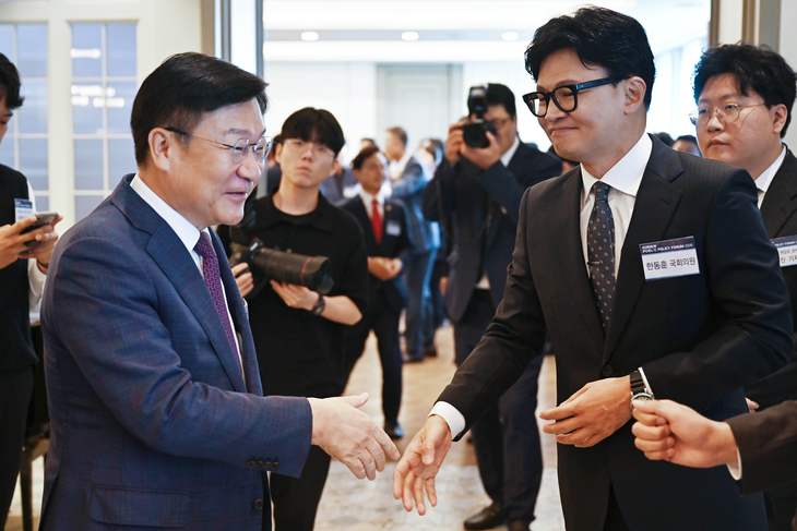 인사 나누는 국민의힘 정점식 원내대표와 무소속 한동훈 의원