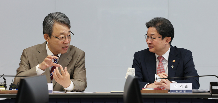 대화하는 이억원 금융위원장과 김성식 국민경제자문회의 부의장