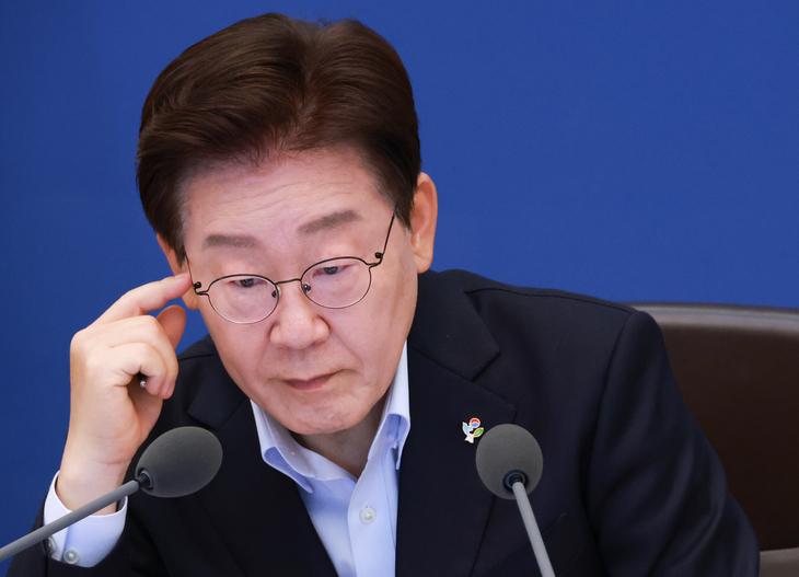 자료 보는 이재명 대통령